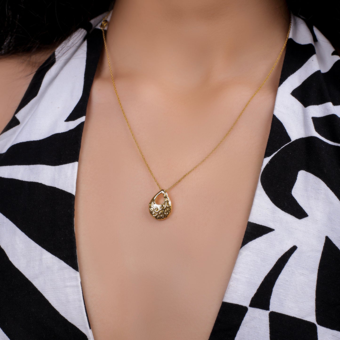 SOLAR SWIRL PENDANT NECKLACE