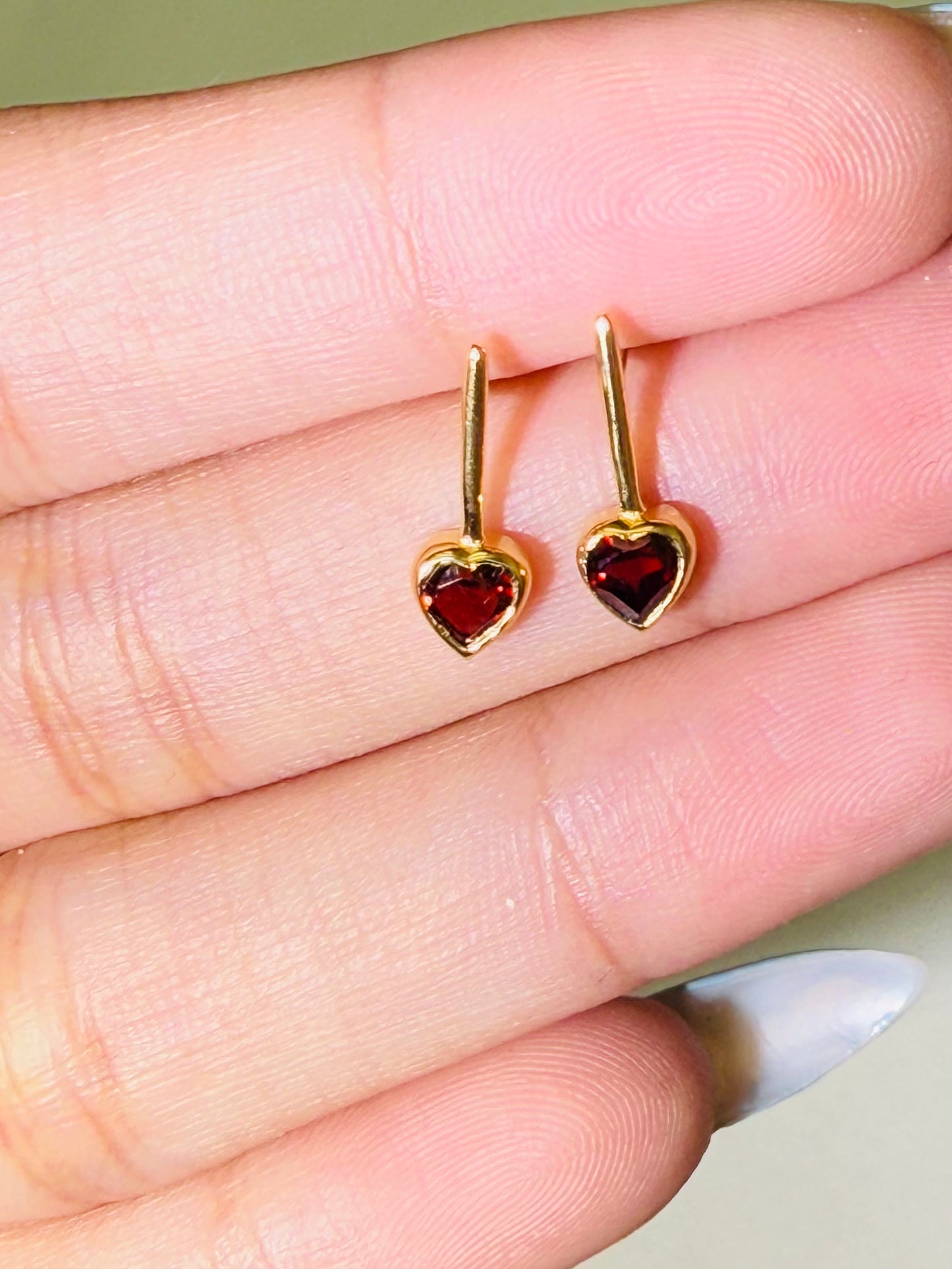 RED ROMANCE HEART STUDS