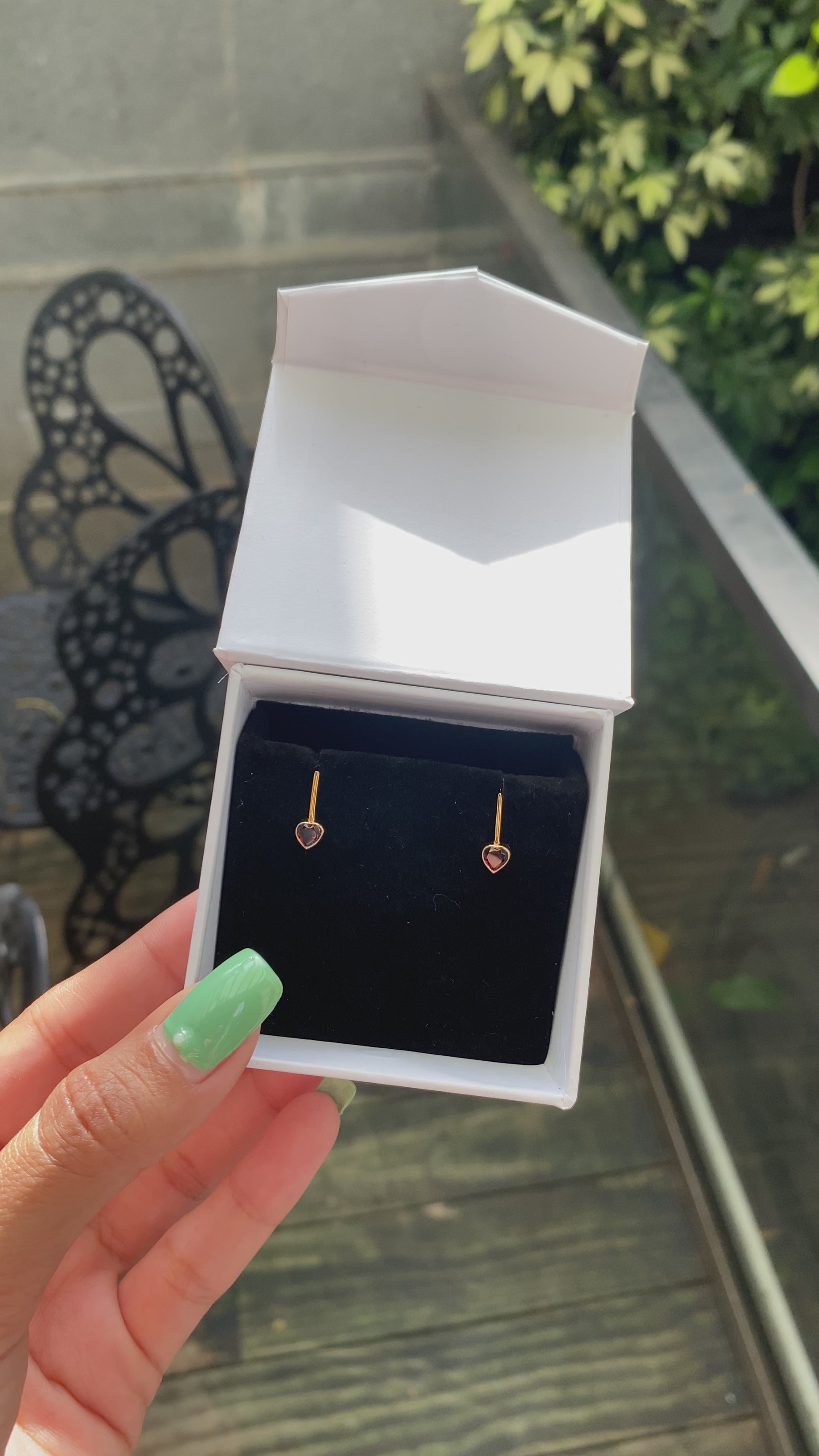 RED ROMANCE HEART STUDS